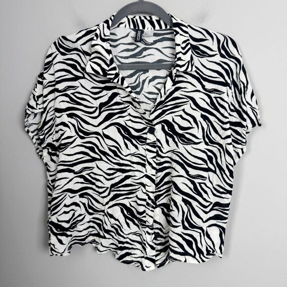 DIVIDED | H&M Zebra Print Button-Up Short Sleeve Top Women’s Size Medium - Picture 1 of 7